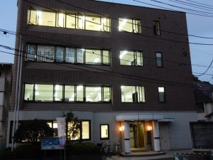 社屋全体で神輿をお迎えする準備です